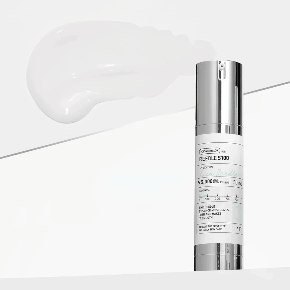 Een fles met Reedle Shot 100 staat op een witte achtergrond. Het product is verpakt in een elegant, zilver-wit ontwerp met informatie over gebruik en eigenschappen. Naast de fles ligt een romige, witte substantie die de consistentie van het product toont.