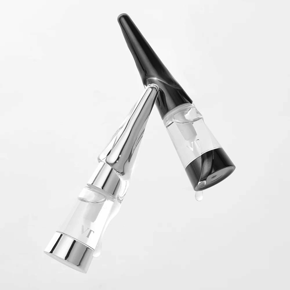 VT Cosmetics Reedle Shot Lip Plumper Beginner in transparante verpakking met zilveren details, getoond in een hoek om ontwerp en formule te benadrukken.