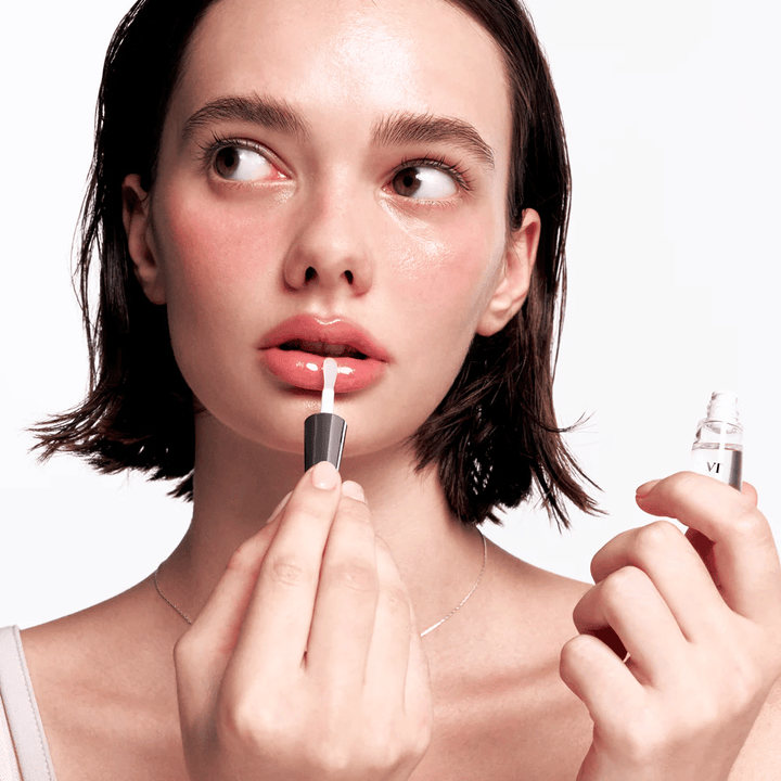 VT Cosmetics Reedle Shot Lip Plumper Beginner wordt aangebracht op de lippen voor een voller gevoel, een gladdere lipoppervlakte en een glanzende afwerking.