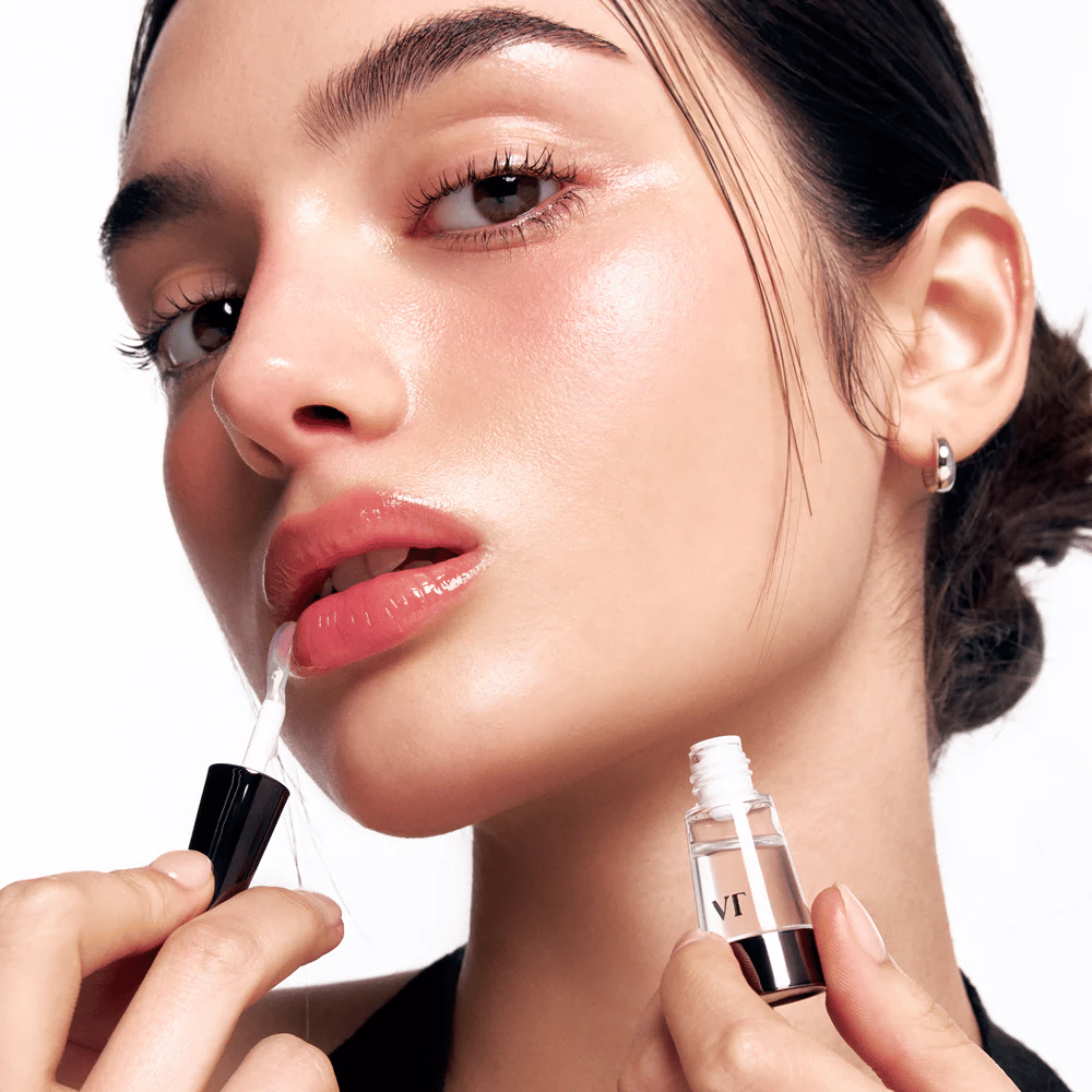 Model brengt VT Cosmetics Reedle Shot Lip Plumper Beginner aan op de lippen voor natuurlijke plumping, glans en hydratatie met een licht tintelend effect.