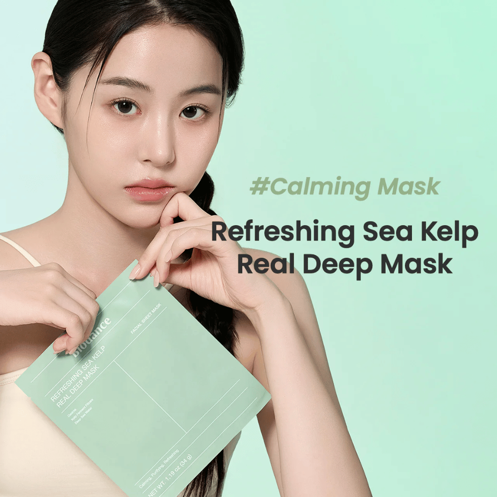 Vrouw met frisse huid houdt een Refreshing Sea Kelp Real Deep Mask vast. Een kalmerend en hydraterend gezichtsmasker met zeewier voor een stralende en gebalanceerde huid.
