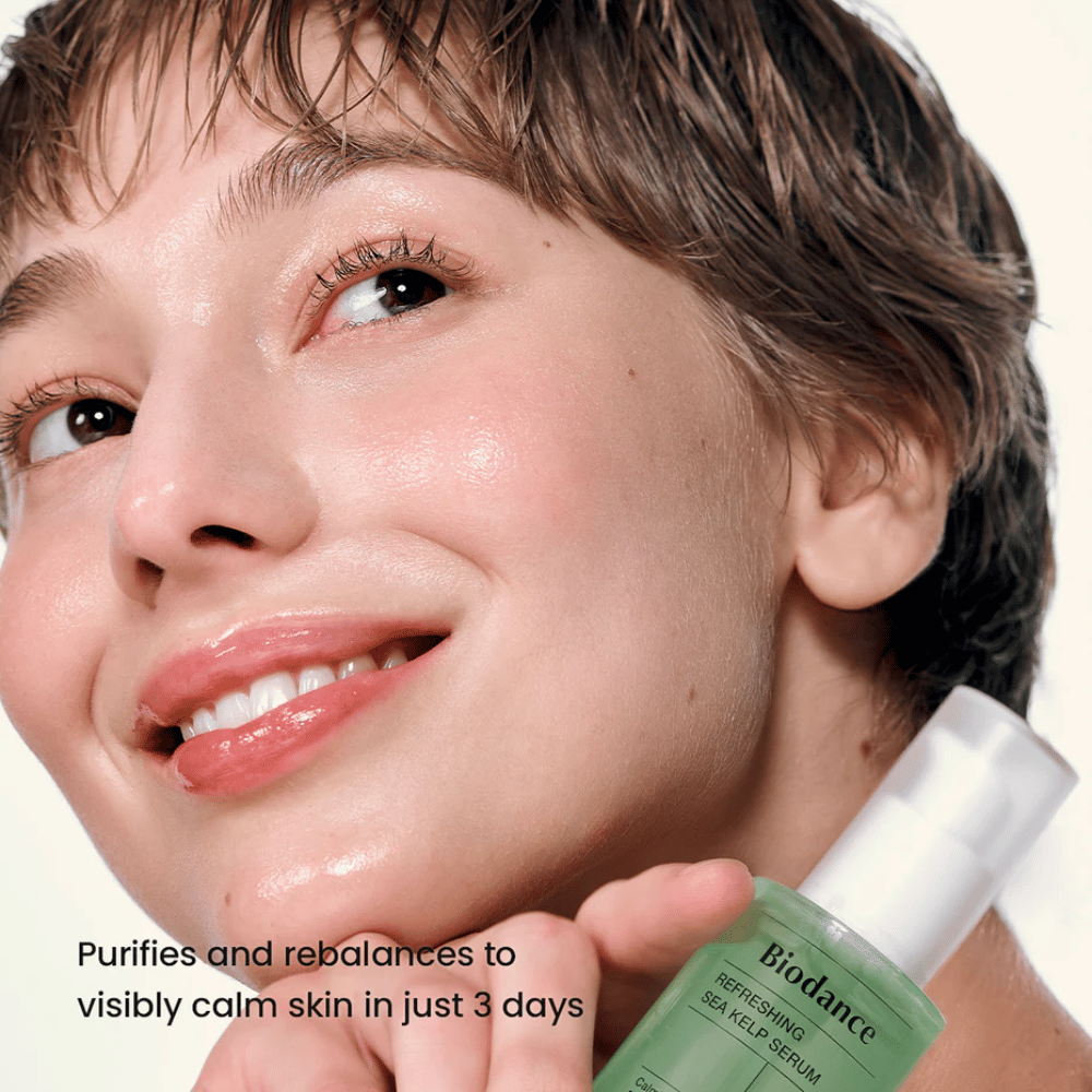 Vrouw met heldere en gebalanceerde huid gebruikt Biodance Sea Kelp Serum – zichtbaar kalmerend effect.
