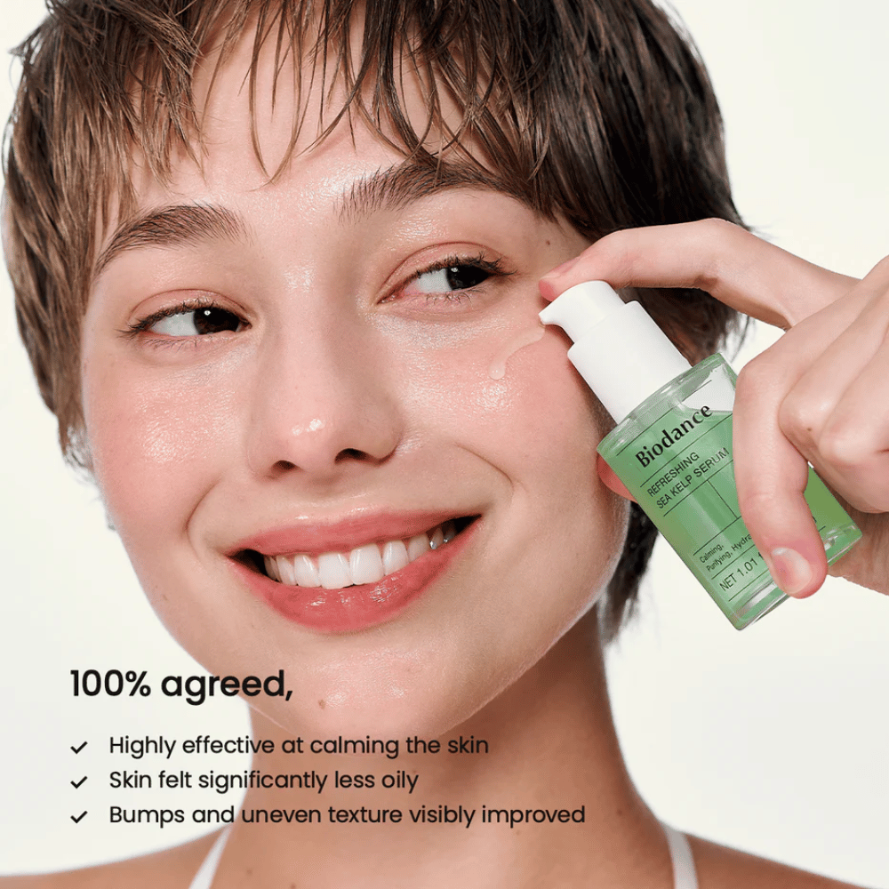 Model brengt Biodance Sea Kelp Serum aan – balanceert talg en kalmeert gevoelige huid.