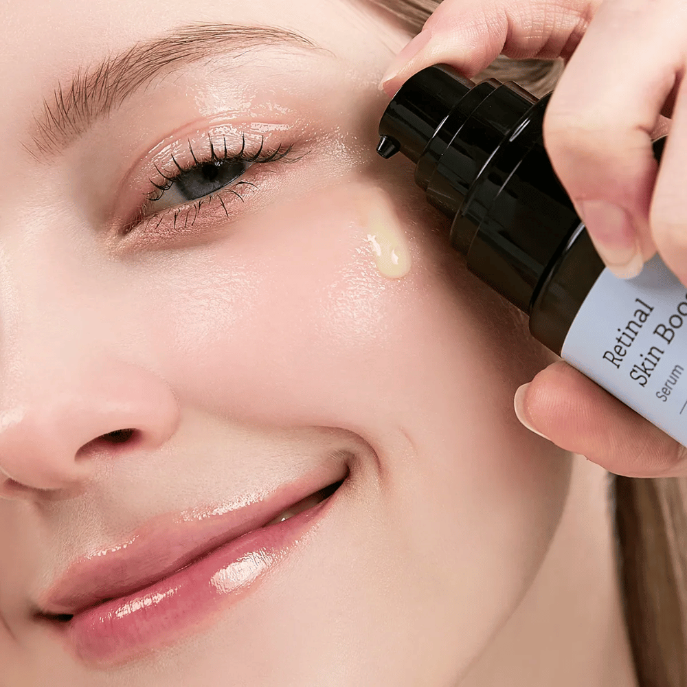 Persoon brengt Meditherapy Retinal Skin Booster Serum aan dicht bij het oog. Het serum heeft een lichte, gele tint en geeft de huid glans en stevigheid.
