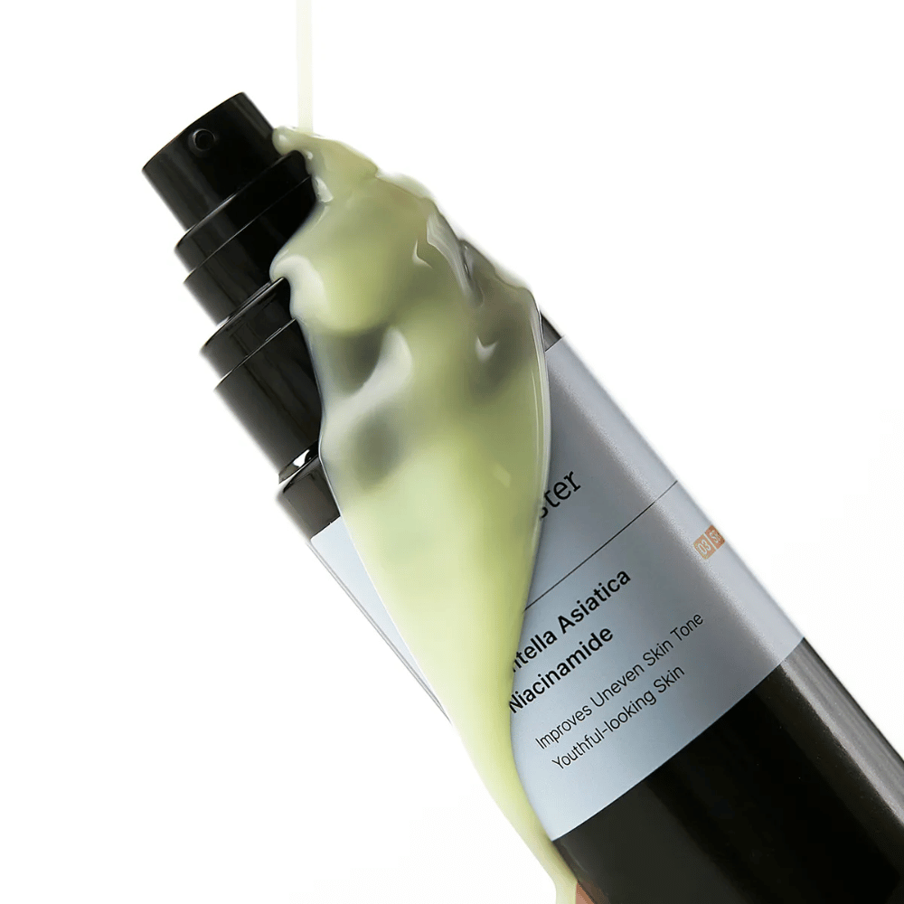 Close-up van Meditherapy Retinal Skin Booster Serum met geelgroene formule die over de fles stroomt - een actieve mix van retinal, niacinamide en centella.