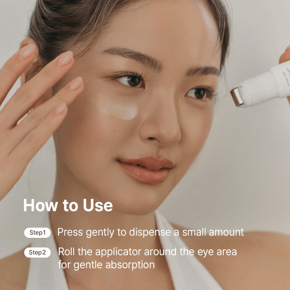 Dr. Althea Retinol Flat Iron Eye Roller wordt onder de ogen aangebracht met verkoelende roller om donkere kringen, fijne lijntjes en zwelling te verminderen.