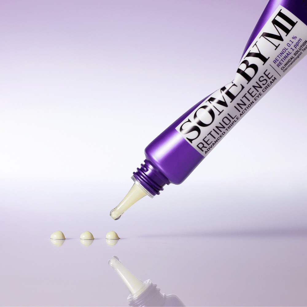 SOME BY MI Retinol Intense Eye Cream wordt aangebracht vanuit paarse tube – anti-age eye cream met retinol tegen fijne lijntjes en vermoeide huid.