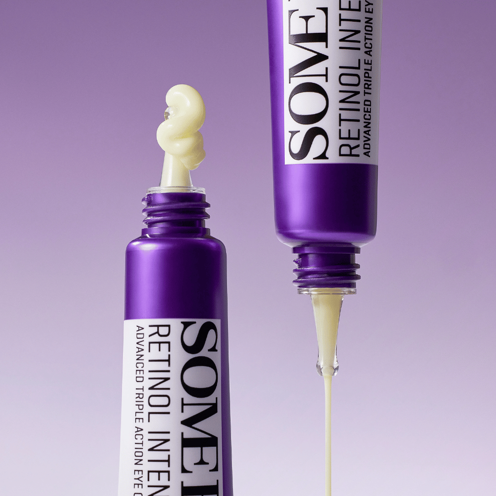 SOME BY MI Retinol Intense Advanced Triple Action Eye Cream met retinol – close-up van de consistentie van de crème in paarse tube voor vermindering van rimpels en donkere kringen.