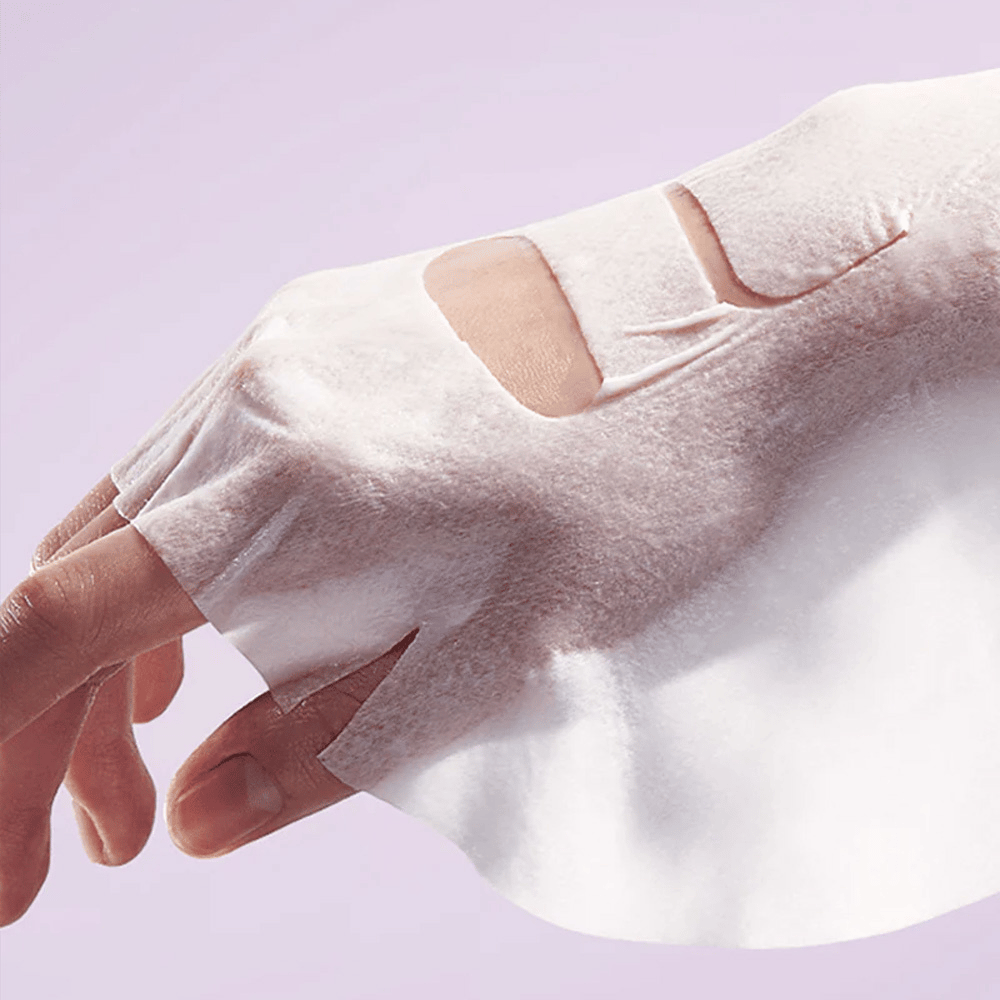 De afbeelding toont een hand met een "Retinol Intense Reactivating Mask" aangebracht op de huid. Het is een schoonheidsproduct voor huidverzorging.