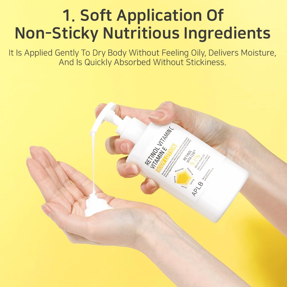 Een persoon pompt lotion in zijn hand. De afbeelding toont de consistentie en het aanbrengen, met de nadruk op dat het product licht, hydraterend en niet plakkerig is.