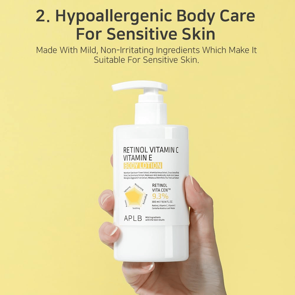 Een hand houdt een witte pompfles vast tegen een gele achtergrond. De tekst benadrukt dat het product hypoallergeen is en geschikt voor de gevoelige huid, met milde en niet-irriterende ingrediënten.