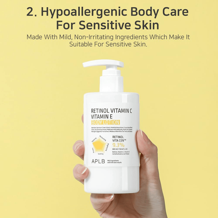 Een hand houdt een witte pompfles vast tegen een gele achtergrond. De tekst benadrukt dat het product hypoallergeen is en geschikt voor de gevoelige huid, met milde en niet-irriterende ingrediënten.