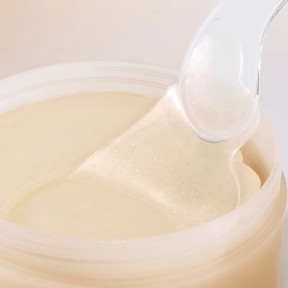 Spatel tilt Beauty of Joseon onder oogpatch uit pot, hydrogelpatches met ginseng en retinal voor anti-aging en oogverzorging.