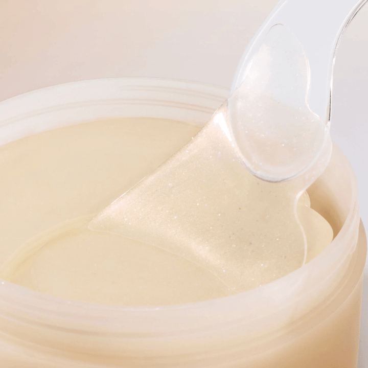 Spatel tilt Beauty of Joseon onder oogpatch uit pot, hydrogelpatches met ginseng en retinal voor anti-aging en oogverzorging.