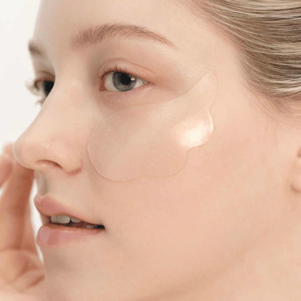 Close-up van model dat Beauty of Joseon onder oogpatch aanbrengt voor hydratatie, glans en verstevigend effect.