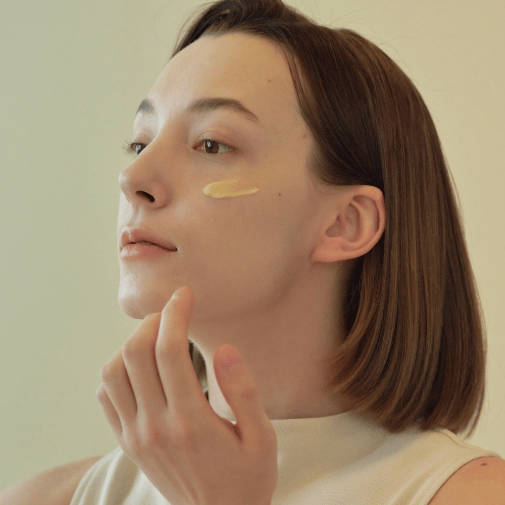 afbeelding van model dat Beauty of Joseon Revive Eye Serum onder het oog aanbrengt – anti-age serum met ginseng en retinal.