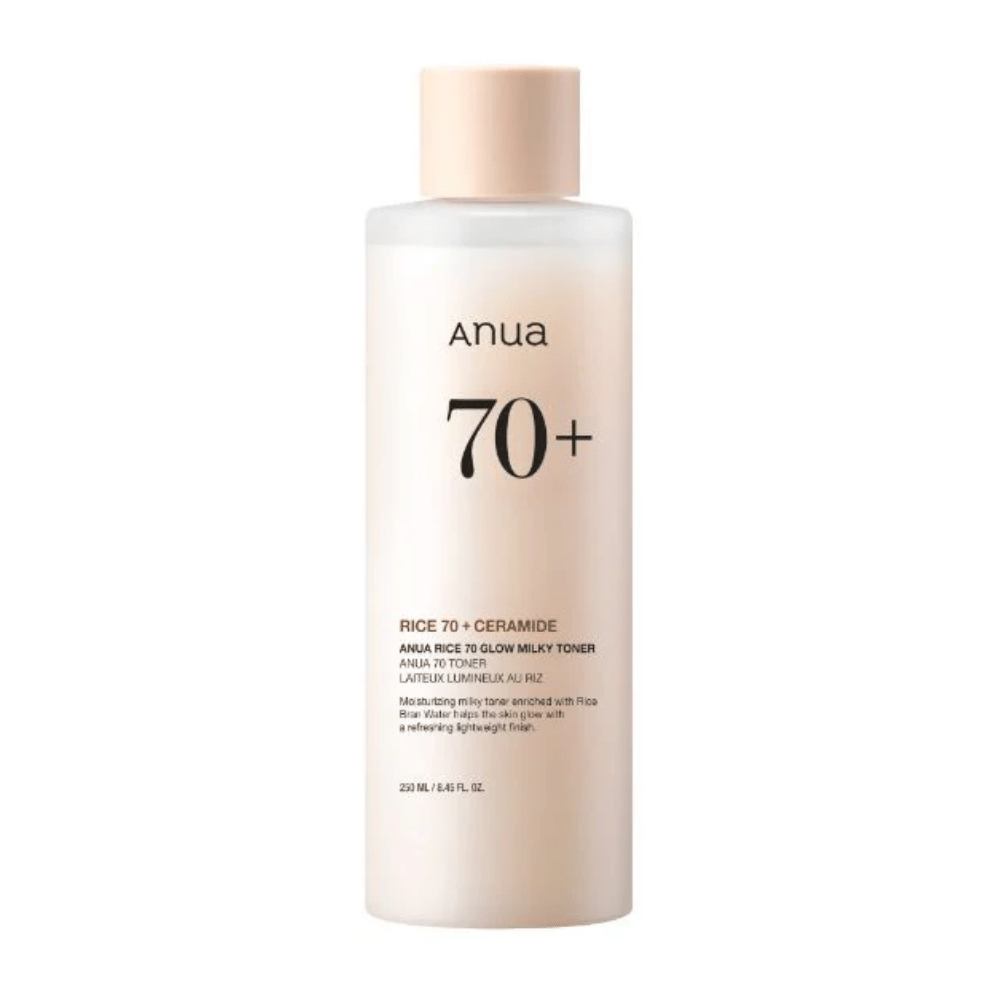 Een fles "Anua 70+ Rice Ceramide Milky Toner". Deze toner is geformuleerd om de huid op te lichten en te laten stralen, verrijkt met rijstwater en ceramiden. De verpakking is eenvoudig en elegant met een zachte beige tint en een subtiel etiket.
