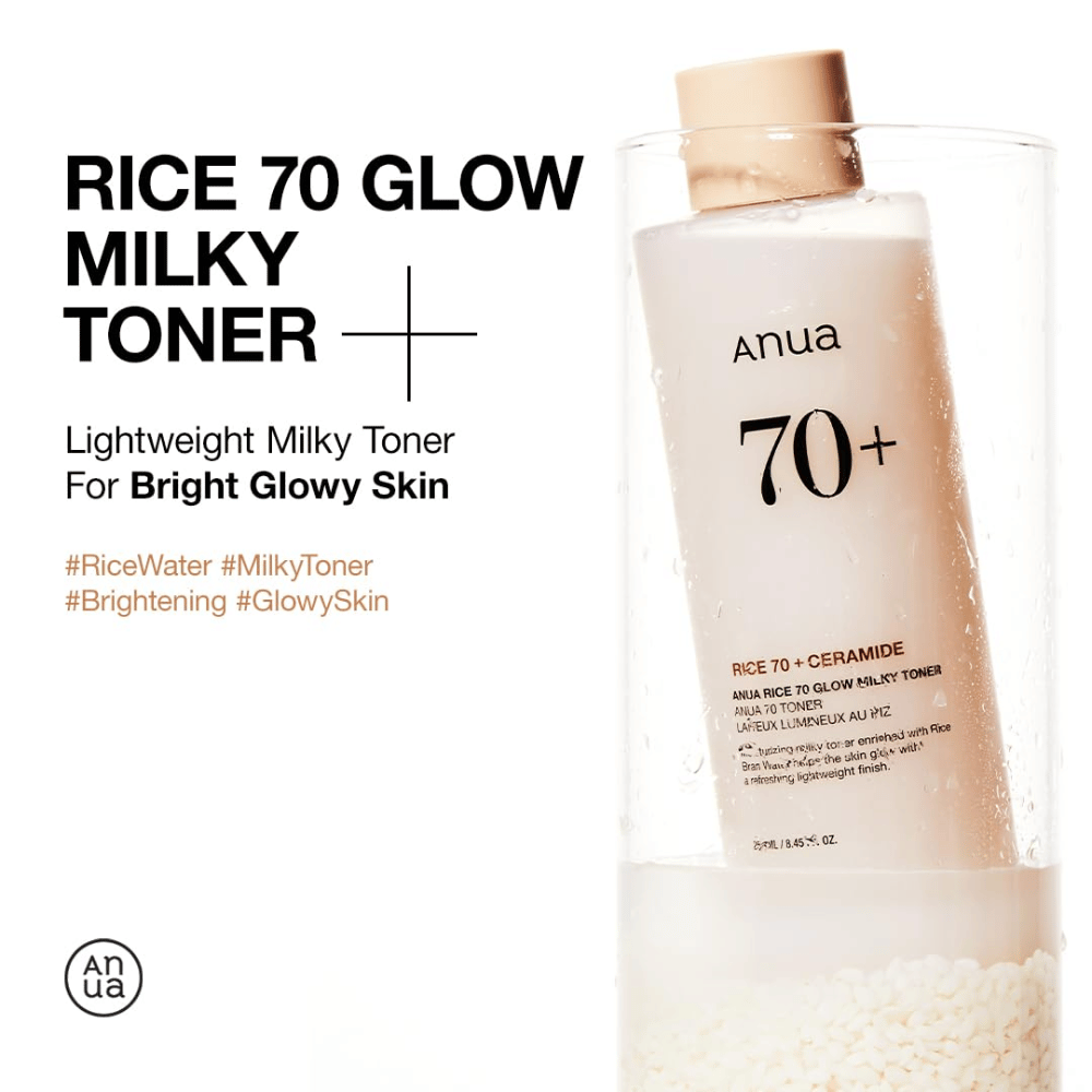 Een fles "Anua Rice 70 Glow Milky Toner". Het is een lichte melkachtige toner ontworpen om een heldere en stralende huid te geven. Het product is verrijkt met rijstwater en ceramiden, wat benadrukt wordt op het etiket van de fles. Deze toner is ideaal om een gloeiende huid te bereiken met een frisse, lichte sensatie.