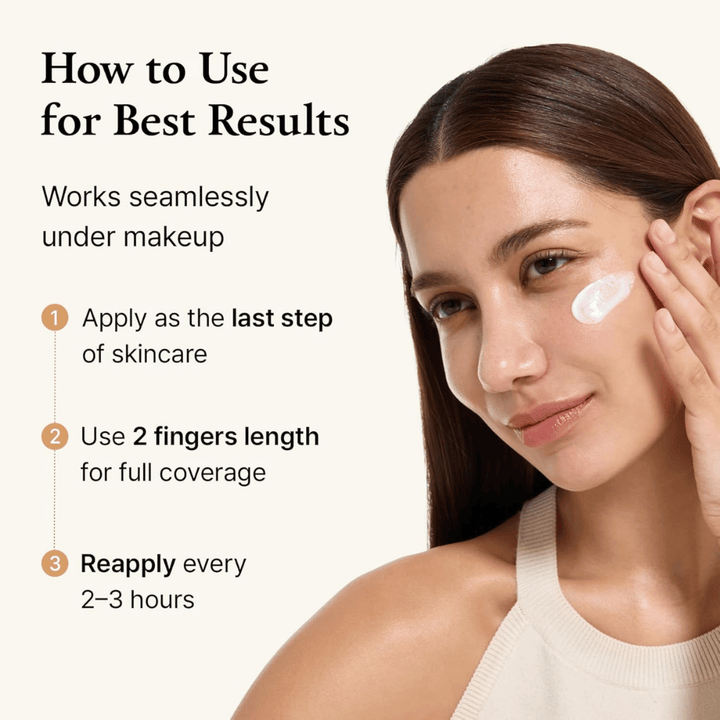 Gebruiksaanwijzing waarin een model de zonnecrème op de huid aanbrengt. De afbeelding legt uit hoe het product voor het beste resultaat wordt gebruikt en benadrukt dat het goed werkt onder make-up en overdag opnieuw moet worden aangebracht voor optimale bescherming.