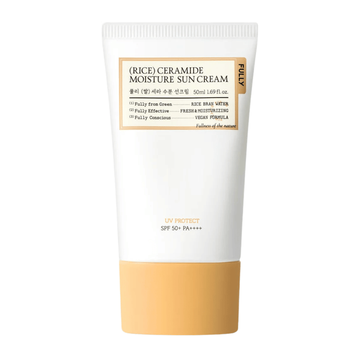 Vrijstaande productafbeelding van FULLY Rice Ceramide Moisture Sun Cream met een minimalistisch en elegant ontwerp in witte en beige tinten. De verpakking geeft een schone, verzachtende en huidvriendelijke indruk met SPF 50+ PA++++ bescherming.