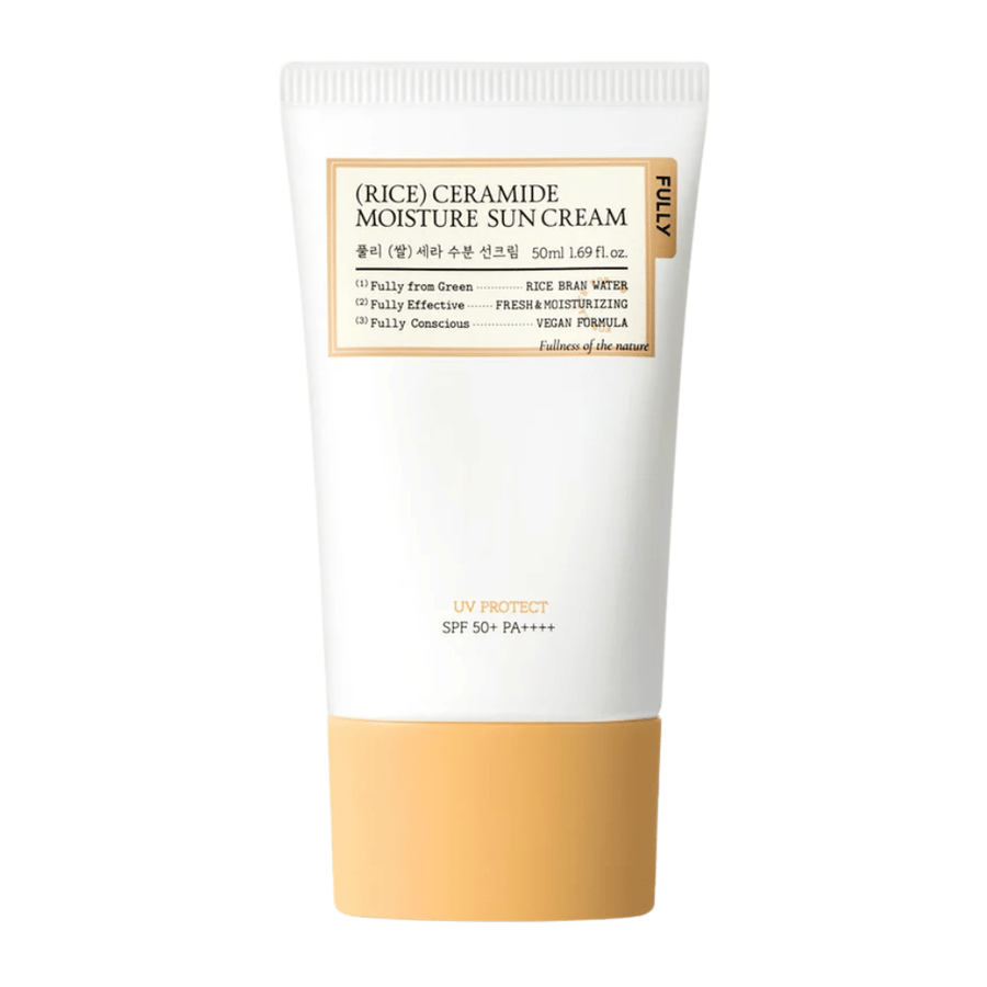 Vrijstaande productafbeelding van FULLY Rice Ceramide Moisture Sun Cream met een minimalistisch en elegant ontwerp in witte en beige tinten. De verpakking geeft een schone, verzachtende en huidvriendelijke indruk met SPF 50+ PA++++ bescherming.