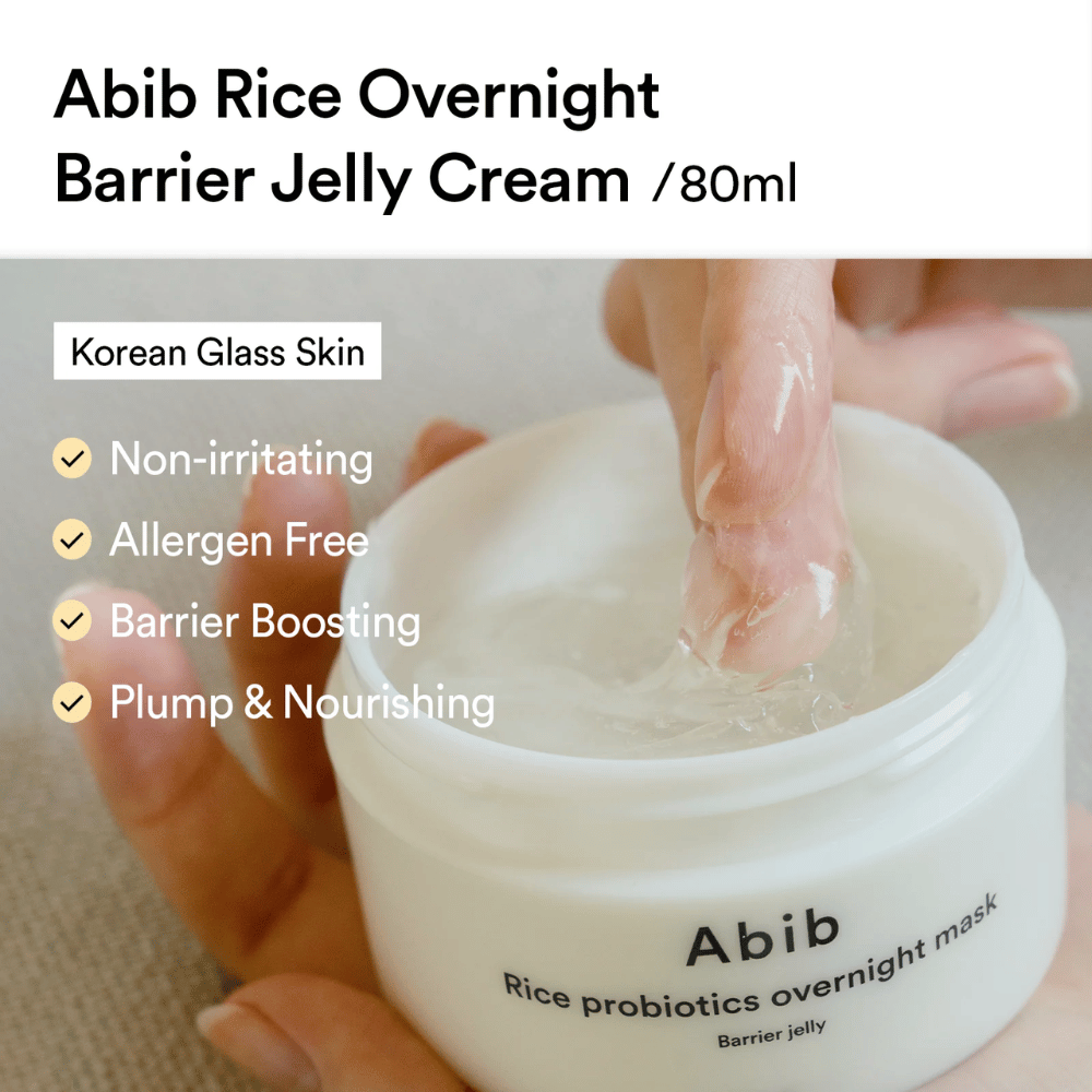 Een hand doopt een vinger in Abib Rice Probiotics Overnight Mask – een gelachtige crème die wordt gepromoot als niet-irriterend, allergeenvrij, versterkend voor de huidbarrière en diep voedend.