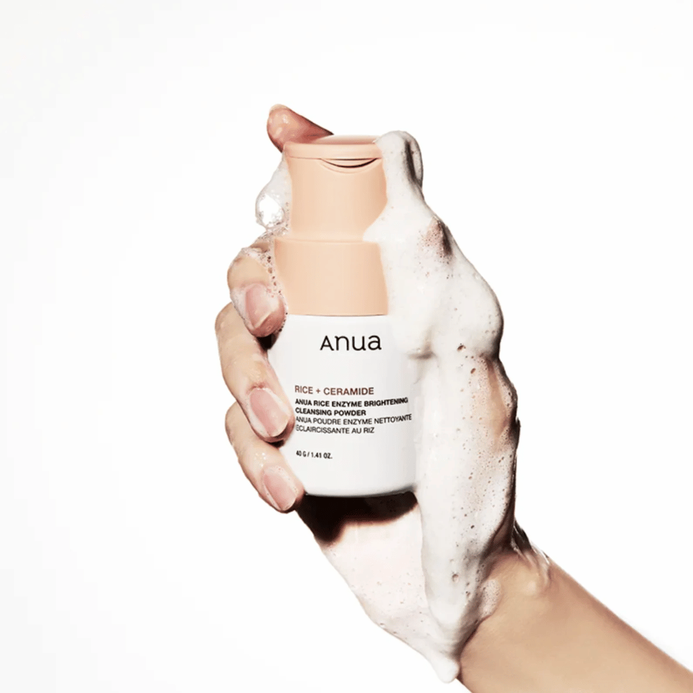 Anua Rice Enzyme Brightening Cleansing Powder is een reinigingsproduct dat rijst en ceramiden bevat. Het is ontworpen om een milde exfoliatie en glans aan de huid te geven. Het product lost vuil en dode huidcellen op om de huid schoon en fris achter te laten. Ideaal voor dagelijks gebruik, helpt het de textuur van de huid te verbeteren en een egalere teint te geven.