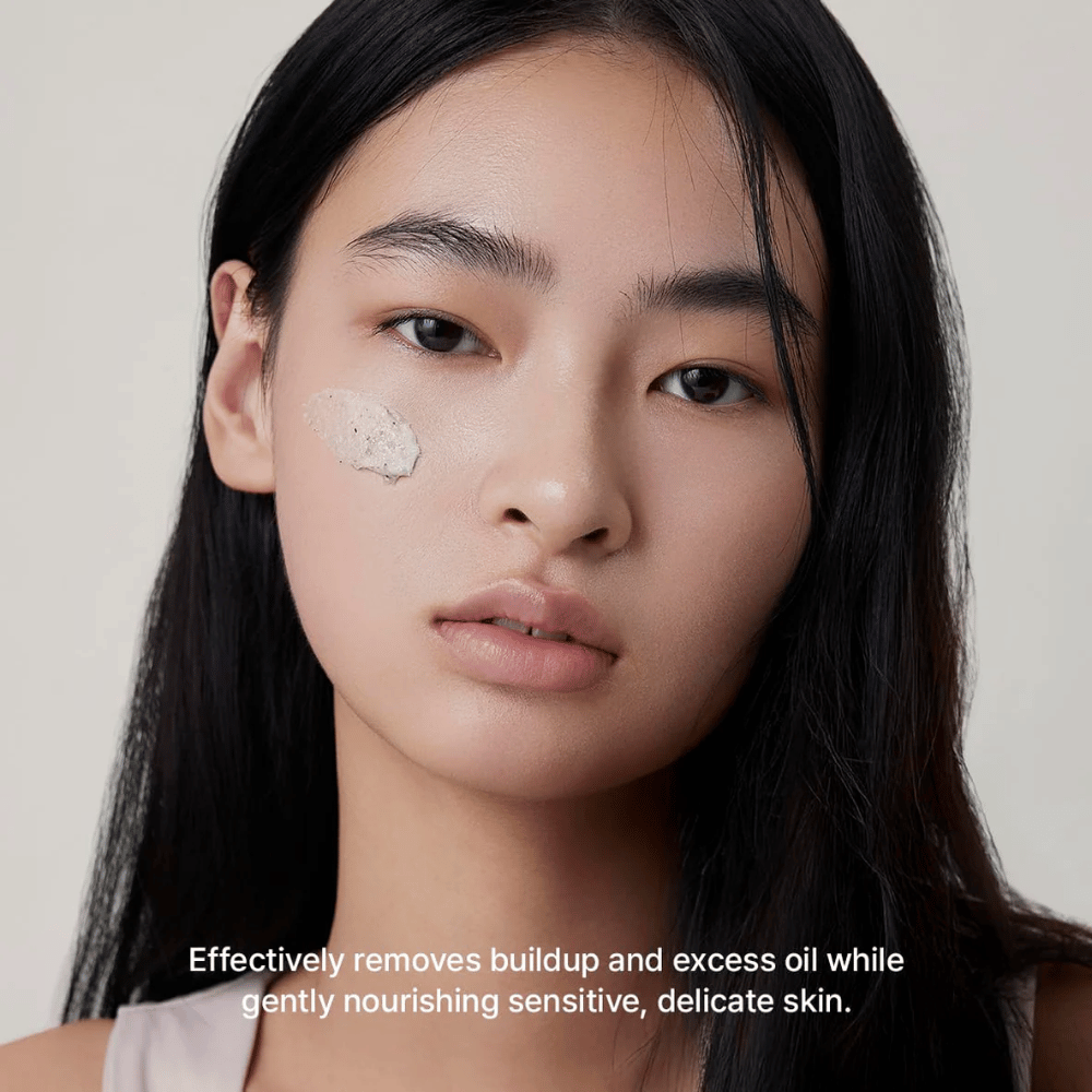 Model met Arencia Rice + LHA Pore Control Rice Cake Cleanser aangebracht op de wang, milde gezichtsreiniger die effectief vuil en overtollig talg verwijdert zonder de huid uit te drogen.