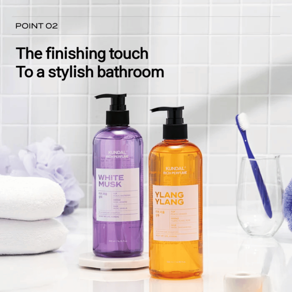 5. KUNDAL Rich Perfume Shampoo White Musk & Ylang Ylang – twee geparfumeerde shampoos in een stijlvolle badkameromgeving