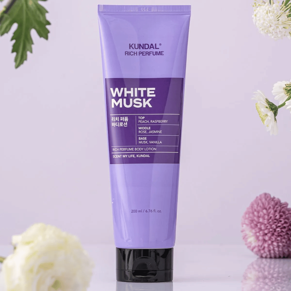 1. KUNDAL Rich Perfume Body Lotion White Musk 200 ml – geparfumeerde body lotion met bloemen op de achtergrond