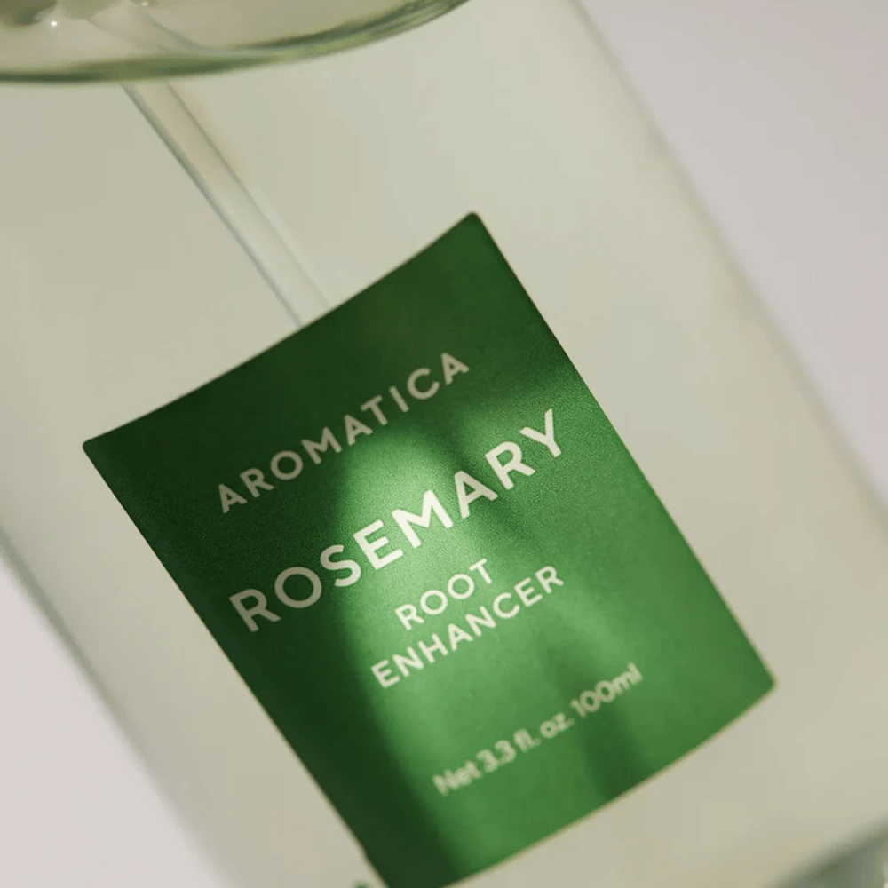 Detailafbeelding van het etiket op AROMATICA Rosemary Root Enhancer. Het groene etiket en de transparante fles benadrukken het schone en minimalistische uiterlijk van het product.