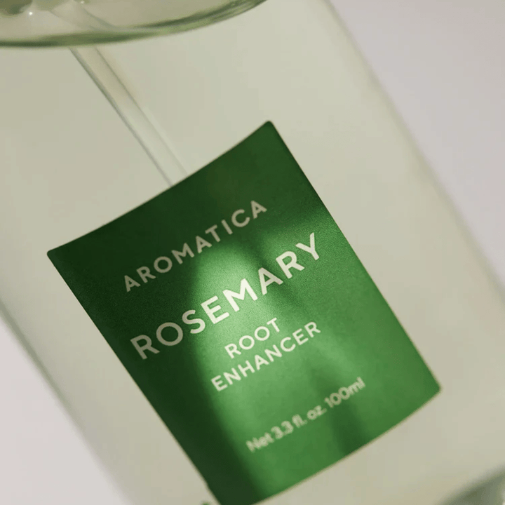 Detailafbeelding van het etiket op AROMATICA Rosemary Root Enhancer. Het groene etiket en de transparante fles benadrukken het schone en minimalistische uiterlijk van het product.