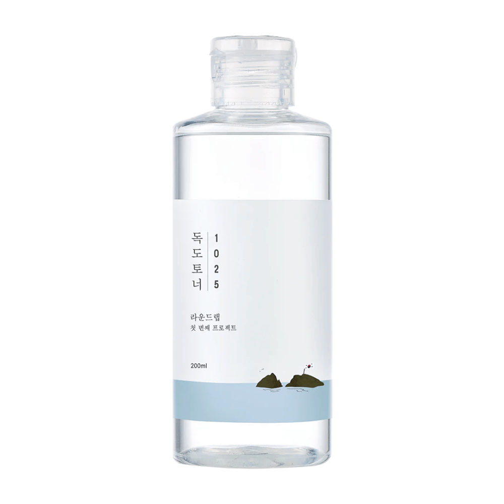 Een open fles Round Lab 1025 Dokdo Toner met een eenvoudig ontwerp en zee-thema, op een witte achtergrond.