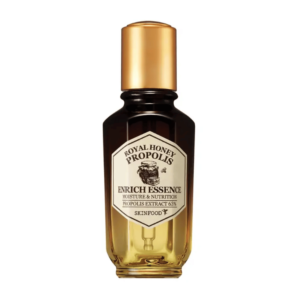 Afbeelding van een glazen fles met donkere vloeistof en goudkleurige dop. Op het etiket van de fles staat "Royal Honey Propolis Enrich Essence" gevolgd door "Moisture & Nutrition" en "Propolis Extract 63%". Het merk "Skinfood" is ook zichtbaar onderaan het etiket.