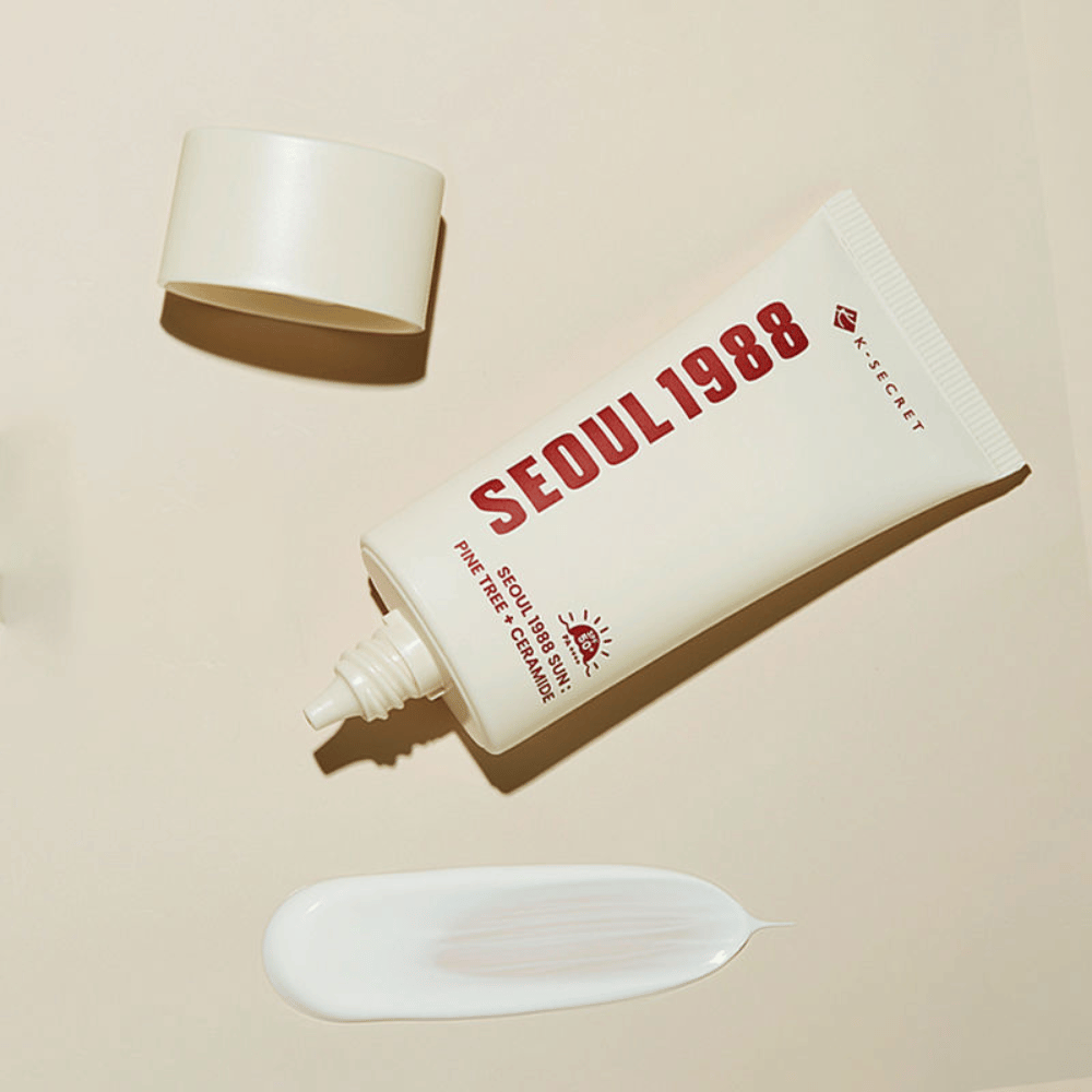 Deze zonnebrandcrème heeft een zijdezachte textuur die in de huid smelt zonder plakkerig te zijn. Verrijkt met ceramiden en dennenbast-extract dat kalmeert en hydrateert.