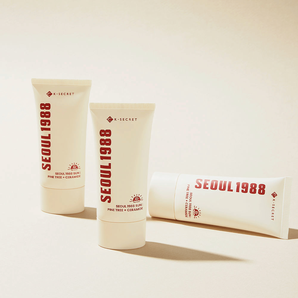 SEOUL 1988 Sun Pine Tree + Ceramide is een zonnebrandcrème die beschermt tegen UV-straling terwijl het de huidbarrière versterkt met ceramiden en extract van dennen.