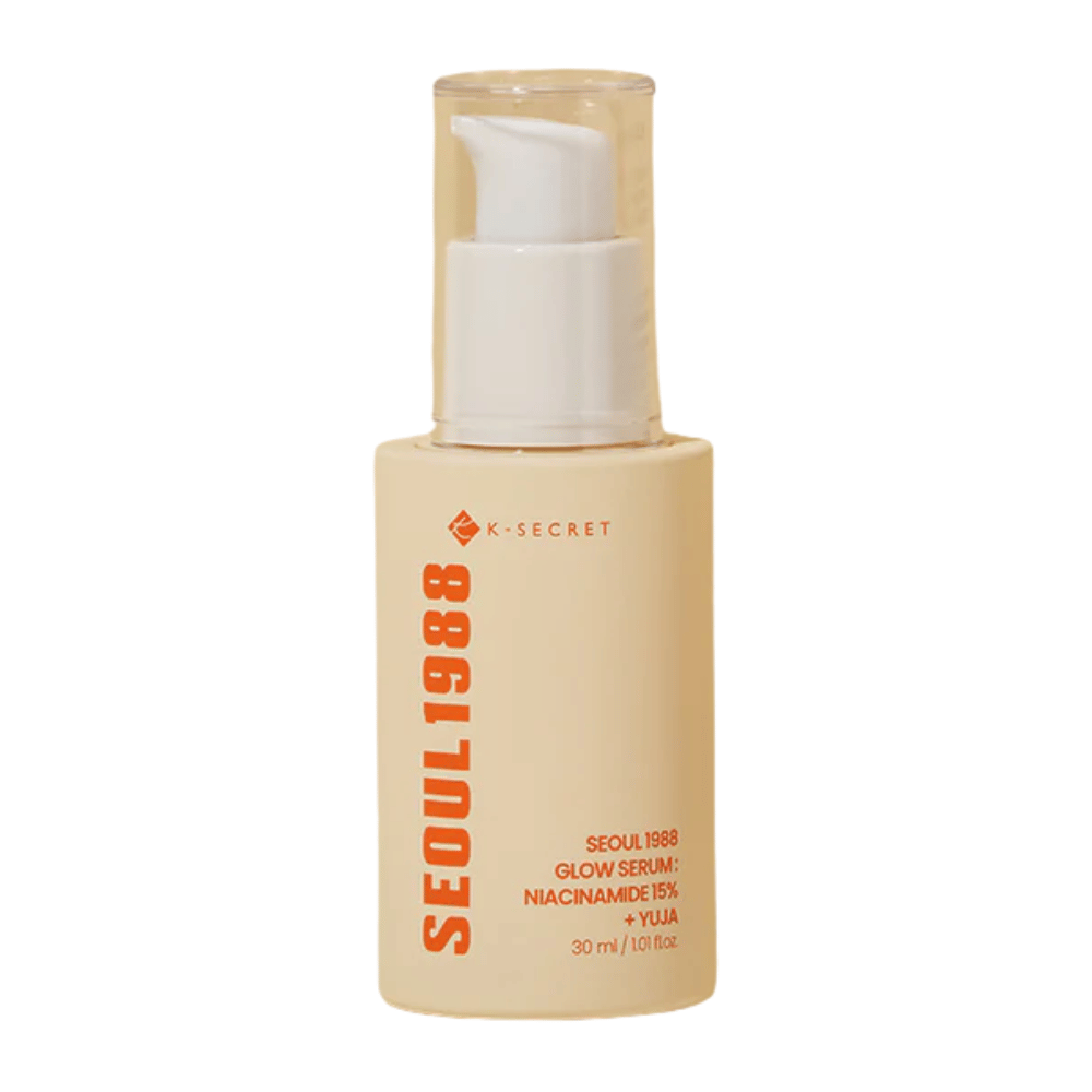 Fles met K-SECRET Seoul 1988 Glow Serum Niacinamide 15% + Yuja, 30 ml, met pomp en minimalistisch beige ontwerp.
