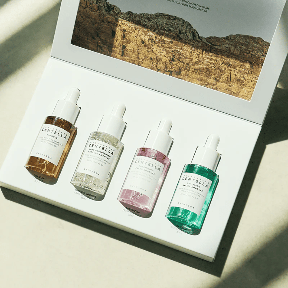 Een doos die Madagascar Centella Ampoule Kit van SKIN1004 bevat, met drie verschillende soorten huidverzorgingsproducten voor hydratatie en vochtinbreng.