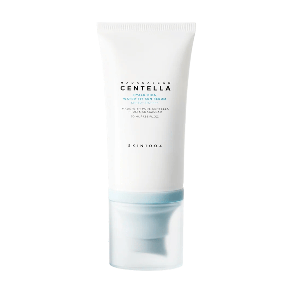 Madagascar Centella Hyalu-Cica Water-Fit Sun Serum 50ml van SKIN1004 beschermt tegen UV-stralen terwijl het de vochtigheid verhoogt met Madagascar Centella.