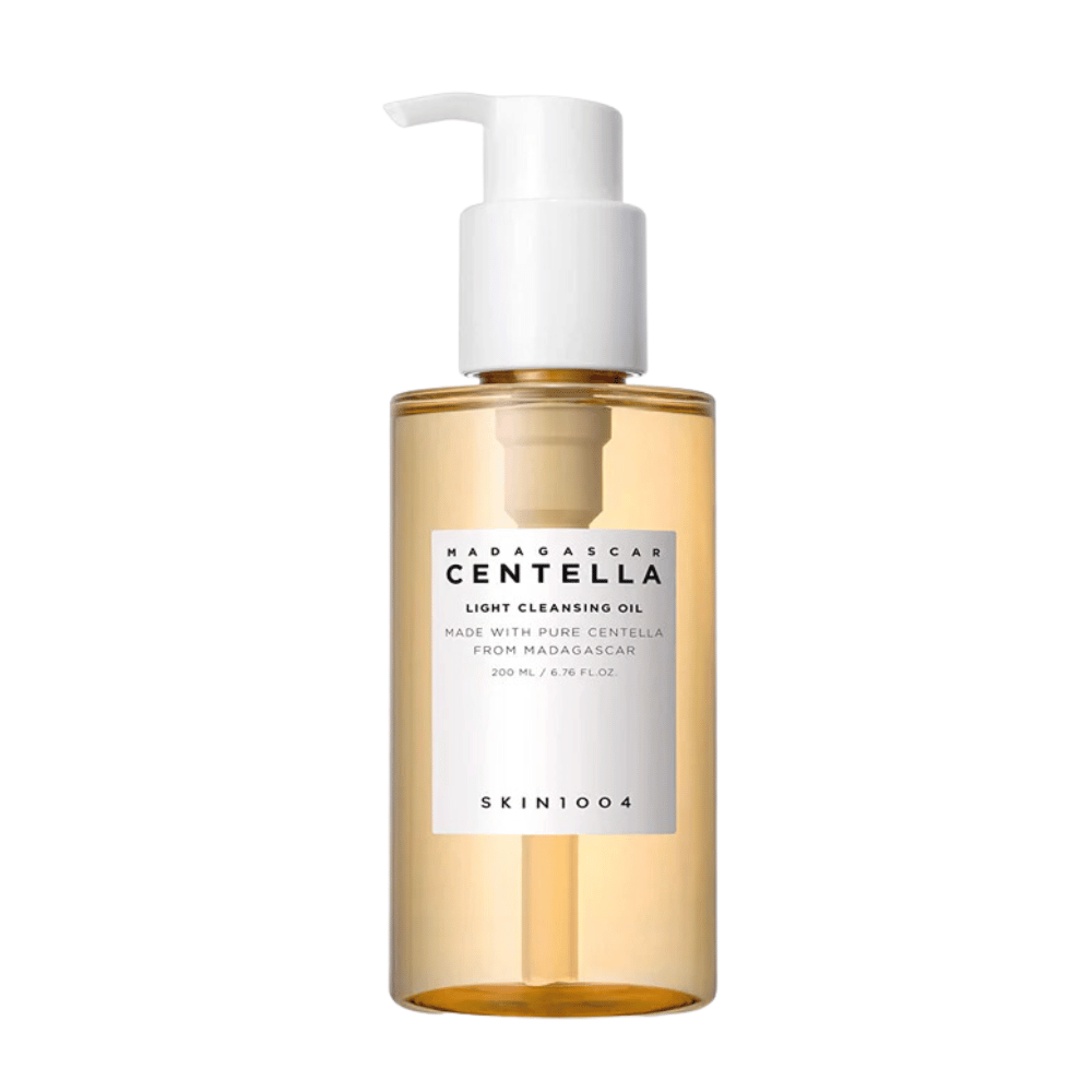 Een fles Madagascar Centella Light Cleansing Oil 200ml van SKIN1004 op een witte achtergrond, voor reiniging en huidverzorging.
