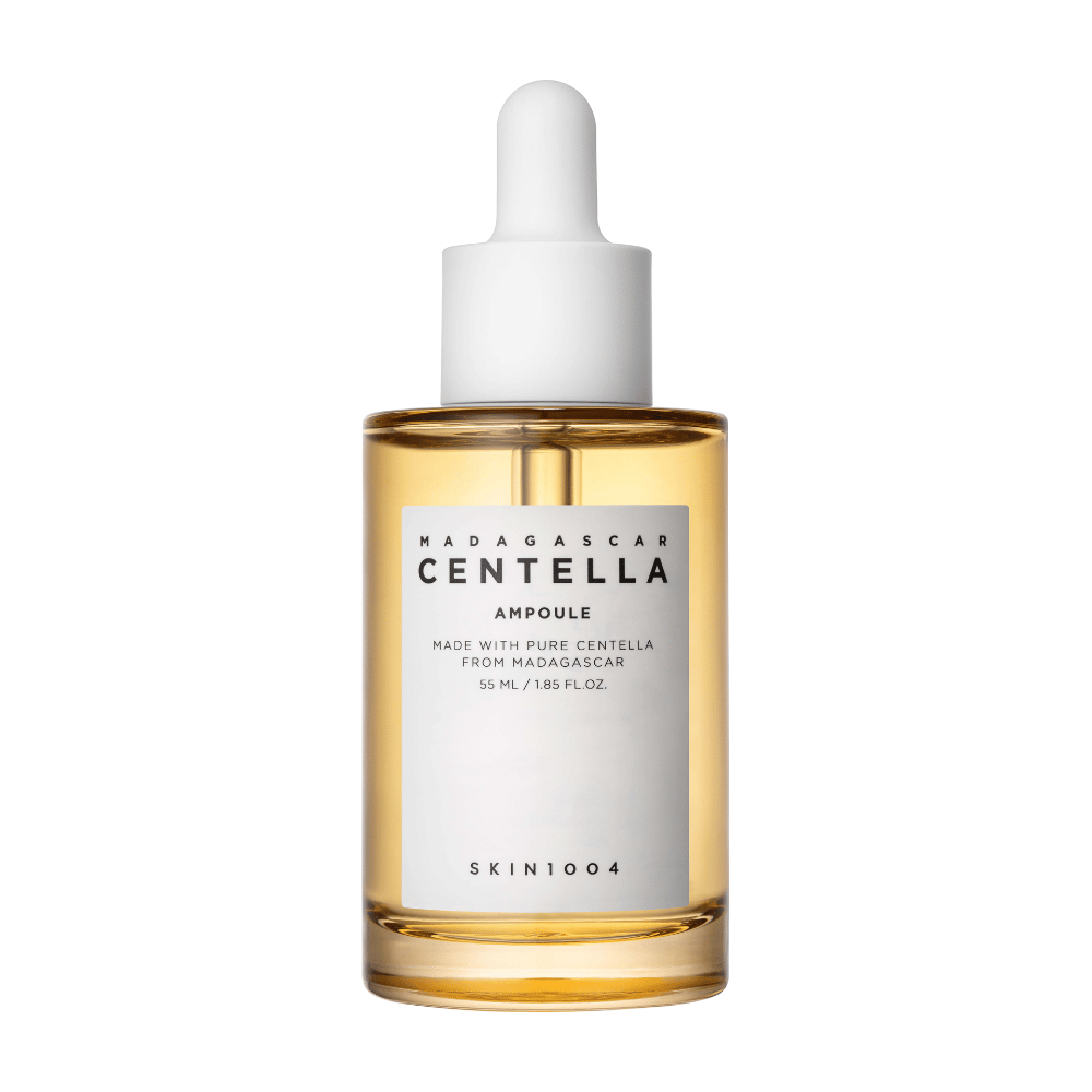 Een glazen fles met druppeldop van SKIN1004, Madagascar Centella Ampoule, met informatie over centella uit Madagaskar, tegen een witte achtergrond.