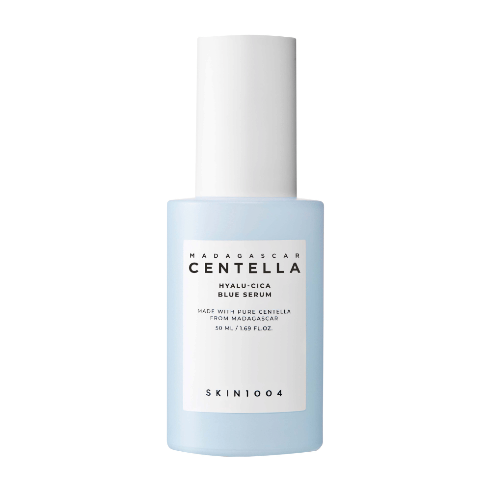 Een fles SKIN1004 Madagascar Centella Hyalu-Cica Blue Serum met een lichtblauw etiket en witte dop op een schone achtergrond.