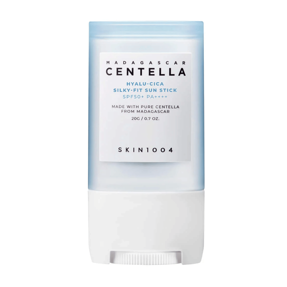 Gesloten zonnebrandstick van SKIN1004, SPF50+, met centella uit Madagaskar, tegen een witte achtergrond.