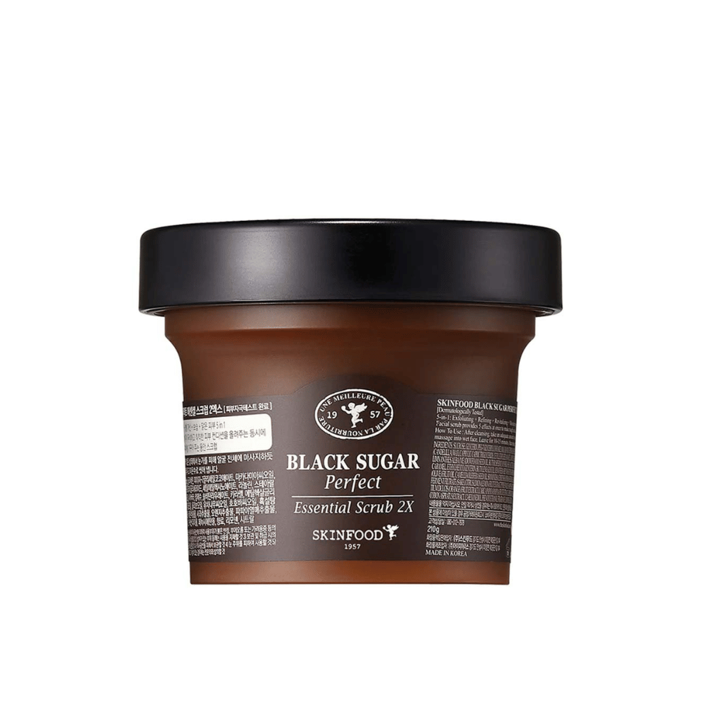Een pot SKINFOOD Black Sugar Perfect Essential Scrub 2X 210g op witte achtergrond.