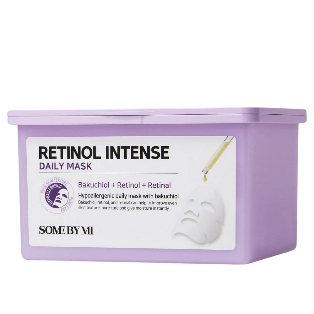 Deze afbeelding toont Some By Mi
"Retinol Intense Daily Mask." Dit dagelijkse gezichtsmasker bevat bakuchiol, retinol en retinal, die helpen de huidstructuur te verbeteren, poriën te minimaliseren en vocht toe te voegen. Het product is hypoallergeen en ontworpen voor dagelijks gebruik.