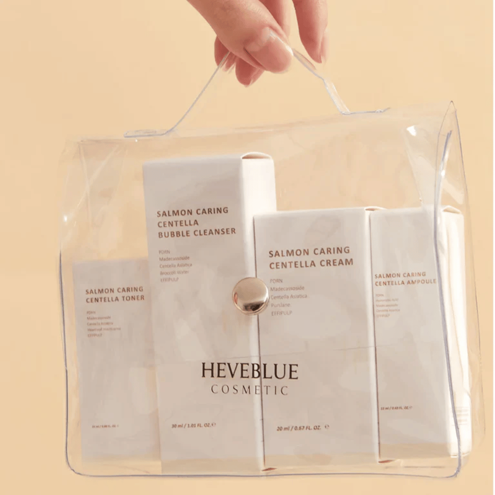 Heveblue Salmon Caring Centella Special Travel Kit toilettas – complete Koreaanse huidverzorgingsset met toner, cleanser, crème en ampoule in transparante reistas.