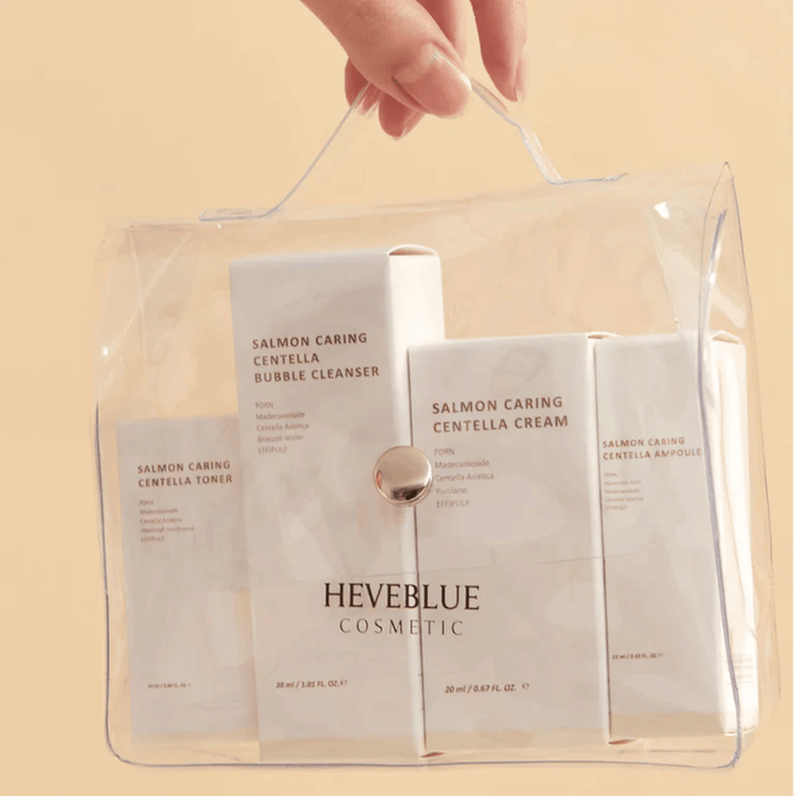 Heveblue Salmon Caring Centella Special Travel Kit toilettas – complete Koreaanse huidverzorgingsset met toner, cleanser, crème en ampoule in transparante reistas.