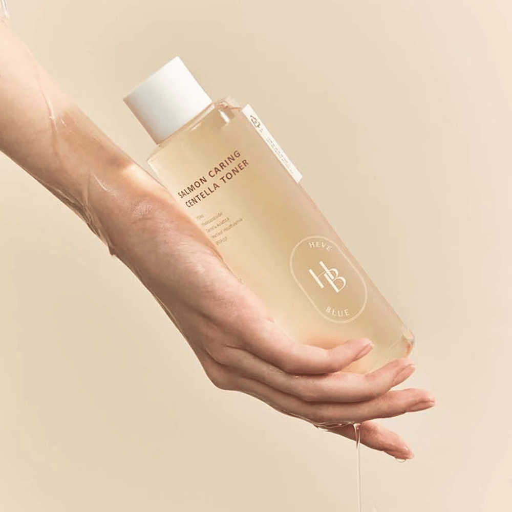 Aanbrengen van Salmon Caring Centella Toner – hydraterende Koreaanse gezichtstoner met centella asiatica die de huid in balans brengt, glans geeft en de elasticiteit van de huid verbetert.