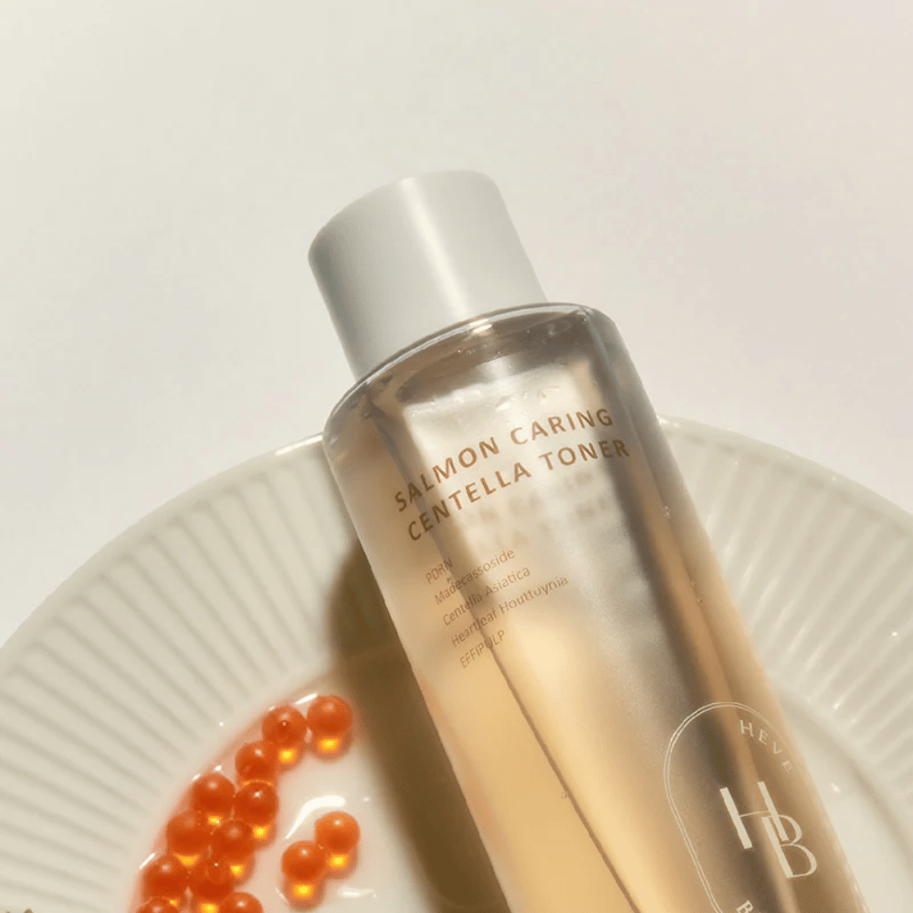 Salmon Caring Centella Toner van Heveblue met zalminspirerende ingrediënten – Koreaanse toner met PDRN en centella die de huid kalmeert, de huidbarrière versterkt en intense hydratatie biedt.