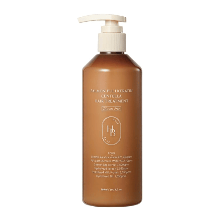 Heveblue Salmon Pullkeratin Centella Hair Treatment in bruine pompfles tegen een lichte achtergrond. Haarbehandeling met centella, zalmextract, keratine, zijdeproteïne en melkproteïne voor verzorging en hydratatie van het haar.